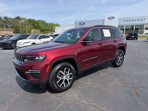 Used 2025 Jeep Grand Cherokee Limited image 3