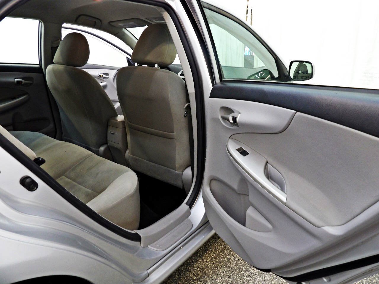 Used 2013 Toyota Corolla LE w/ Preferred Accessory Pkg #2 FWD image 19