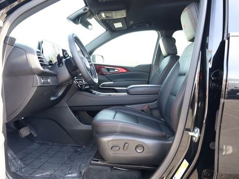 Used 2025 Chevrolet Traverse Z71 w/ Driver Confidence Package AWD/4WD image 13