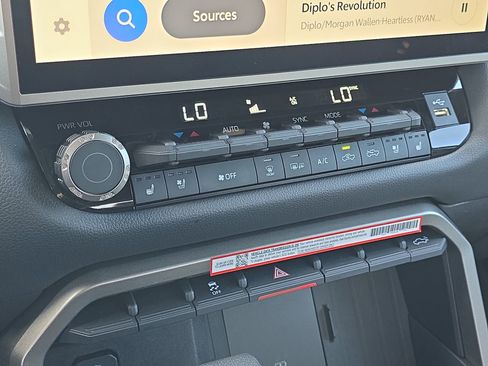 Used 2025 Toyota Tundra Limited image 19