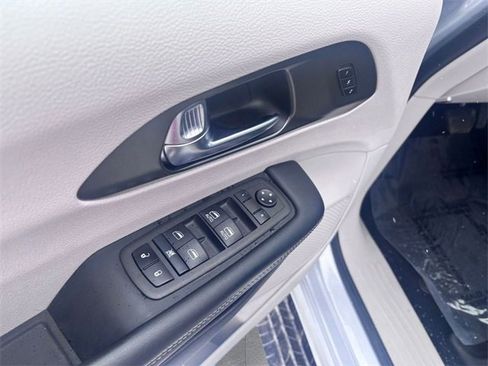 Certified 2023 Chrysler Pacifica Touring-L image 13