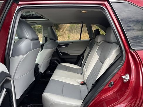 Used 2020 Toyota RAV4 XLE Premium image 26