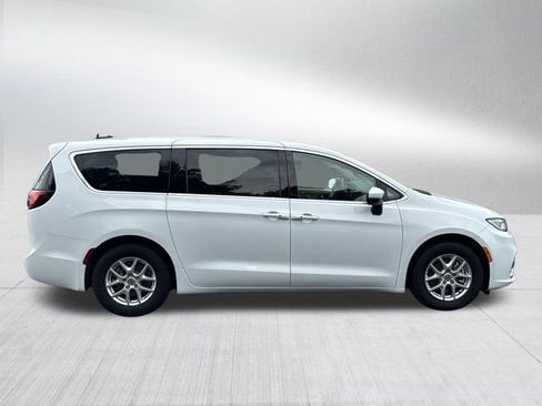 Used 2023 Chrysler Pacifica Touring-L FWD image 7