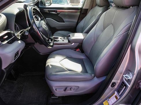 Used 2022 Toyota Highlander Limited image 15