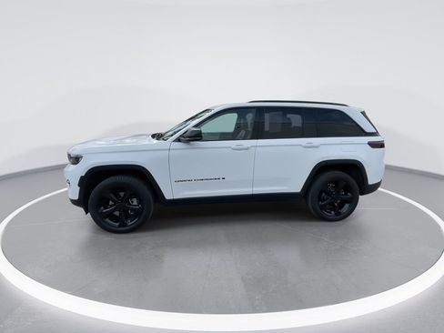 Used 2024 Jeep Grand Cherokee Limited w/ Black Appearance Package AWD/4WD image 10