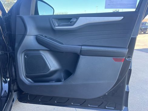 Used 2022 Ford Escape SE w/ SE Sport Appearance Package image 11