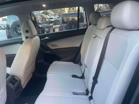 Used 2018 Volkswagen Tiguan SE w/ Panoramic Sunroof Package image 12