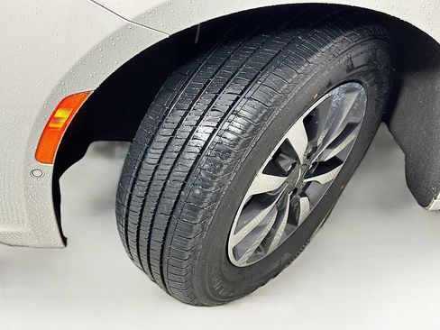 Used 2021 Chrysler Pacifica Touring-L FWD image 25