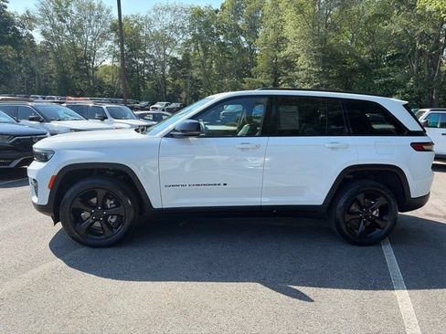 Used 2023 Jeep Grand Cherokee Altitude AWD/4WD image 3