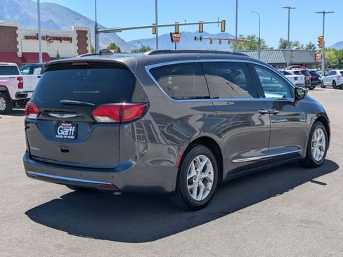 Used 2017 Chrysler Pacifica Touring-L w/ Tire & Wheel Group FWD image 3