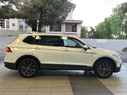 Used 2023 Volkswagen Tiguan SE w/ Panoramic Sunroof Package FWD image 6