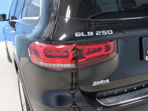 Used 2022 Mercedes-Benz GLB 250 4MATIC image 39