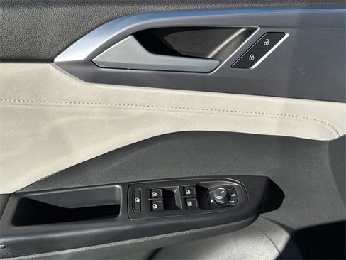 Used 2025 Volkswagen Taos SE image 40