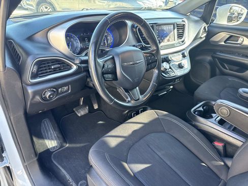 Used 2020 Chrysler Pacifica Touring w/ S Appearance Package image 18