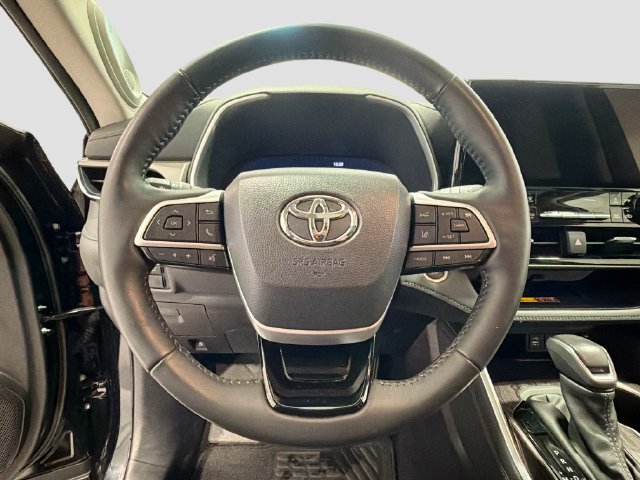 Certified 2025 Toyota Highlander Limited AWD/4WD image 9