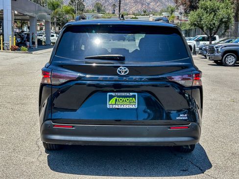 Used 2024 Toyota Sienna XLE FWD image 7