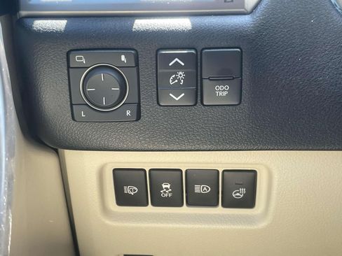 Used 2023 Lexus GX 460 Premium w/ Accessory Package AWD/4WD image 18