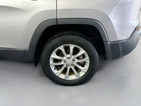 Used 2019 Jeep Cherokee Latitude w/ Popular Appearance Group FWD image 28