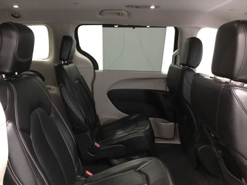 Used 2023 Chrysler Pacifica Touring-L image 19