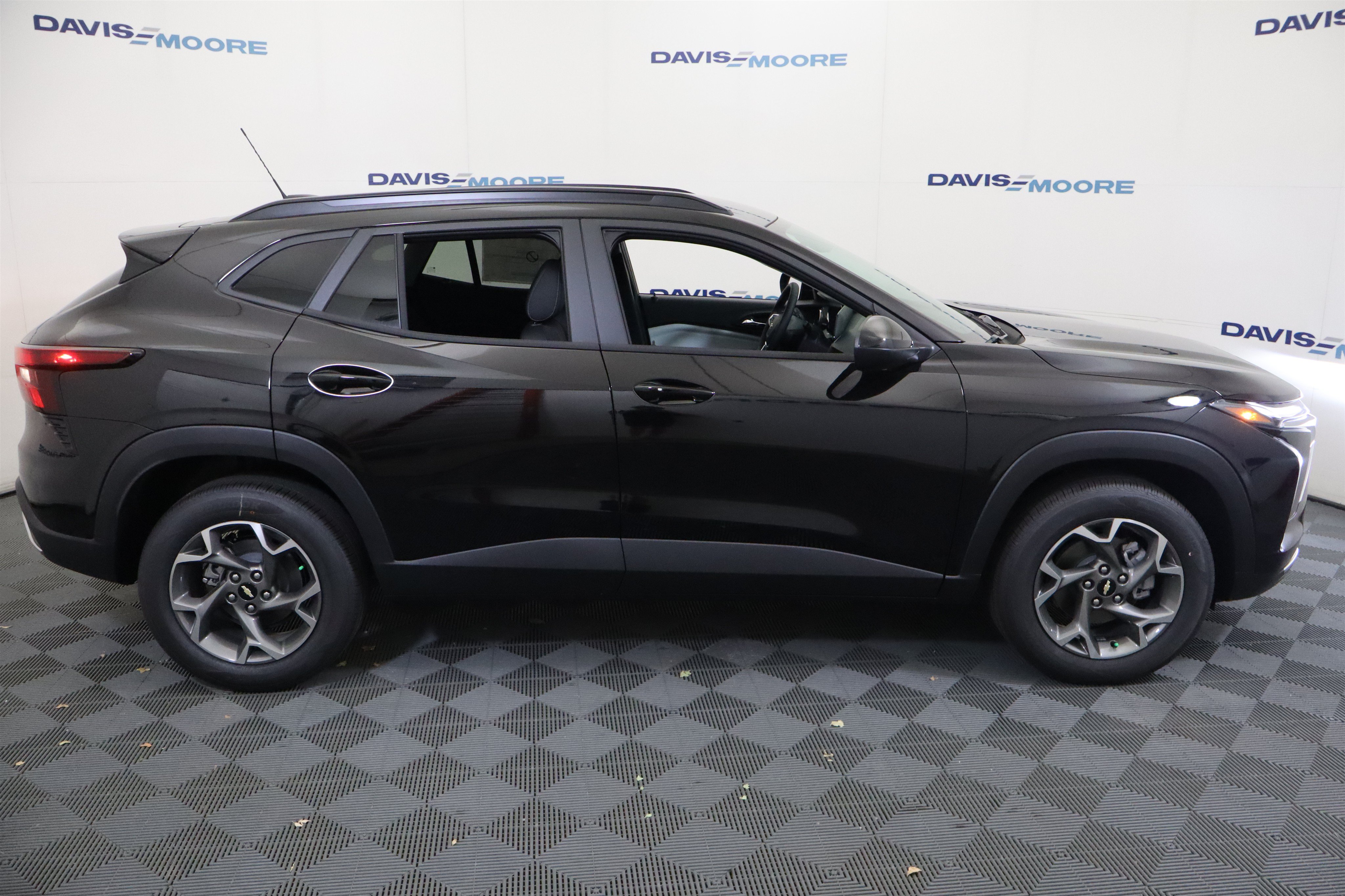 New 2026 Chevrolet Trax LT w/ LT Convenience Package FWD image 5