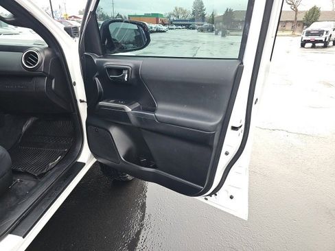 Used 2016 Toyota Tacoma TRD Sport image 17