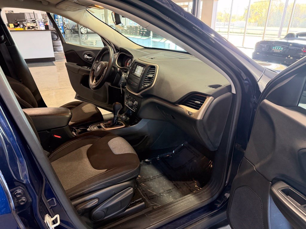 Used 2014 Jeep Cherokee Latitude w/ Cold Weather Group AWD/4WD image 21