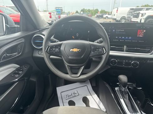 Used 2025 Chevrolet Trax LT FWD image 15