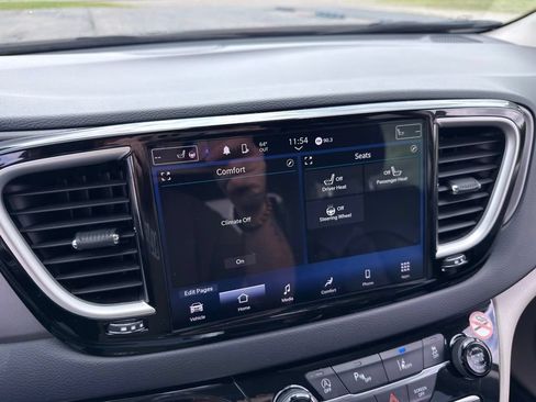 Used 2023 Chrysler Pacifica Touring-L FWD image 36