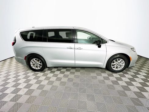 Certified 2024 Chrysler Pacifica Touring-L image 13
