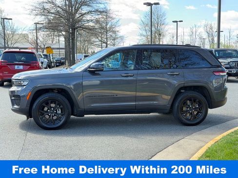 Used 2025 Jeep Grand Cherokee Altitude image 10