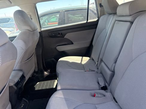 Used 2021 Toyota Highlander LE FWD image 17