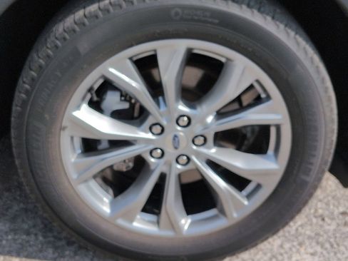 Used 2022 Ford Explorer Limited w/ Equipment Group 301A AWD/4WD image 11