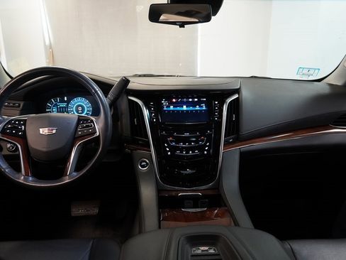 Used 2019 Cadillac Escalade Luxury w/ LPO, Radiant Package image 10