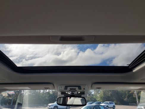 Used 2025 Toyota Sienna XLE image 5