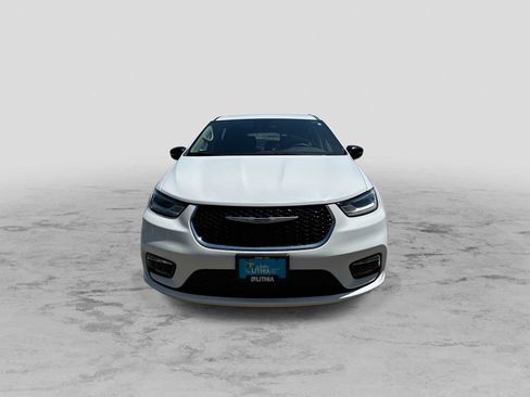 Used 2024 Chrysler Pacifica Touring-L FWD image 3
