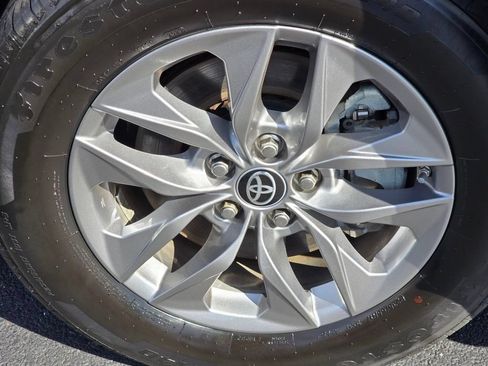 Used 2023 Toyota Sienna XLE w/ XLE Plus Package FWD image 10
