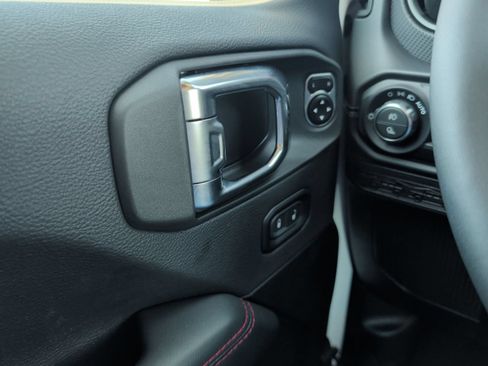 Used 2025 Jeep Gladiator Rubicon AWD/4WD image 16