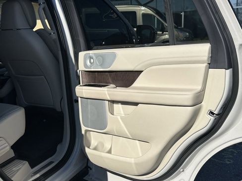 Used 2021 Lincoln Navigator Reserve w/ Luxury Package image 18