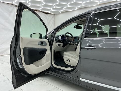 Used 2018 Chrysler Pacifica Touring-L FWD image 16