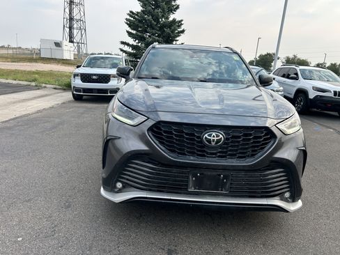 Used 2022 Toyota Highlander XSE FWD image 8