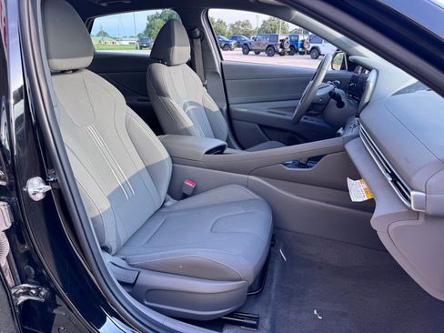 Used 2025 Hyundai Elantra SEL FWD image 22