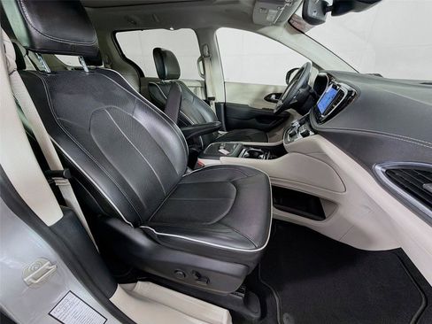 Used 2024 Chrysler Pacifica Limited FWD image 29