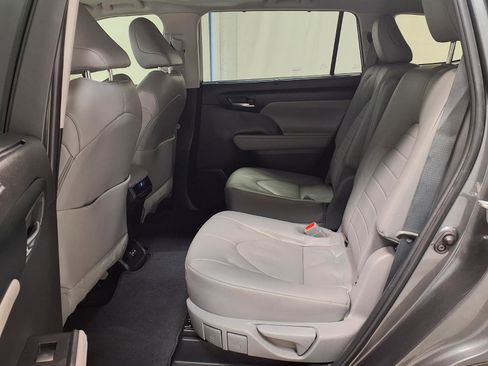 Used 2023 Toyota Highlander XLE image 26