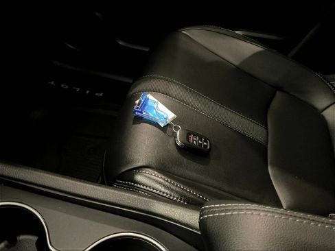 Used 2025 Honda Pilot EX-L image 34