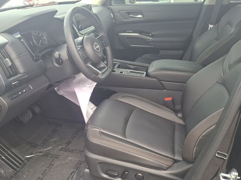 Used 2025 Nissan Pathfinder SL w/ Cargo Package FWD image 9