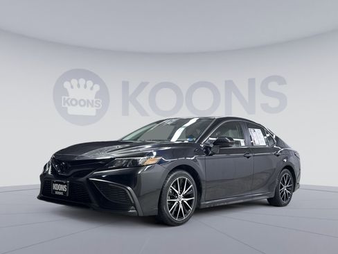 Used 2023 Toyota Camry SE image 1