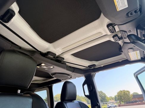 Used 2021 Jeep Wrangler Unlimited Rubicon AWD/4WD image 34