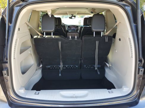 Used 2022 Chrysler Pacifica Touring-L image 8