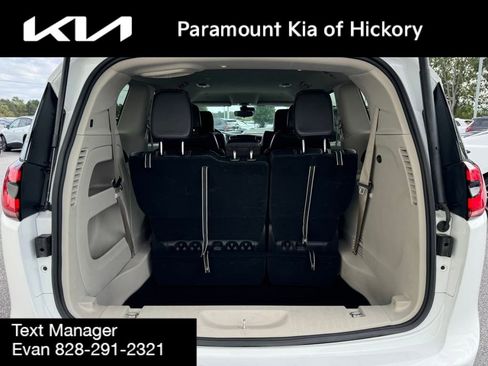 Used 2024 Chrysler Pacifica Touring-L image 16