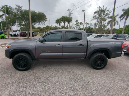 Used 2018 Toyota Tacoma TRD Off-Road image 8